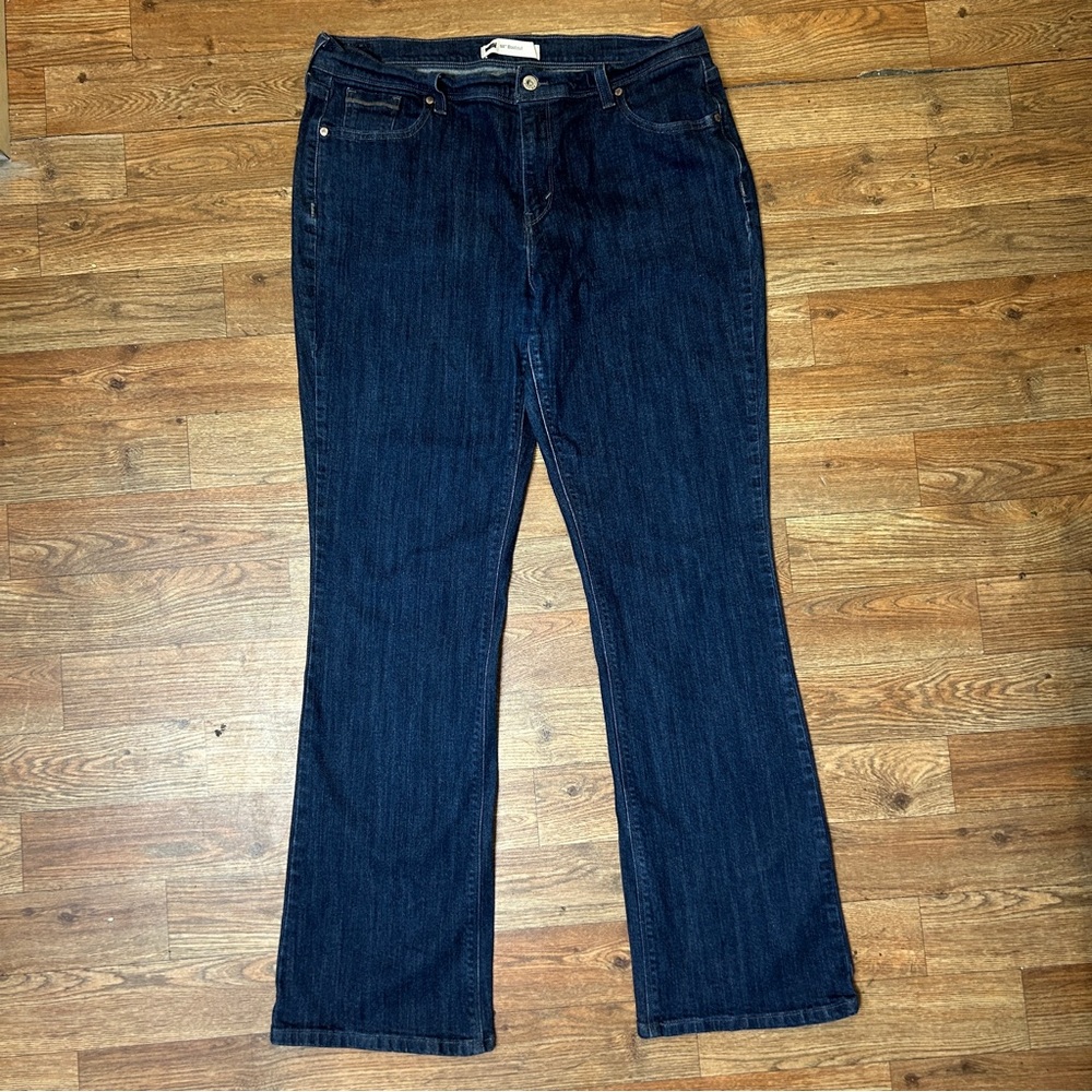 Levi’s 515 Boot cut women’s dark wash jeans. Size 16L.